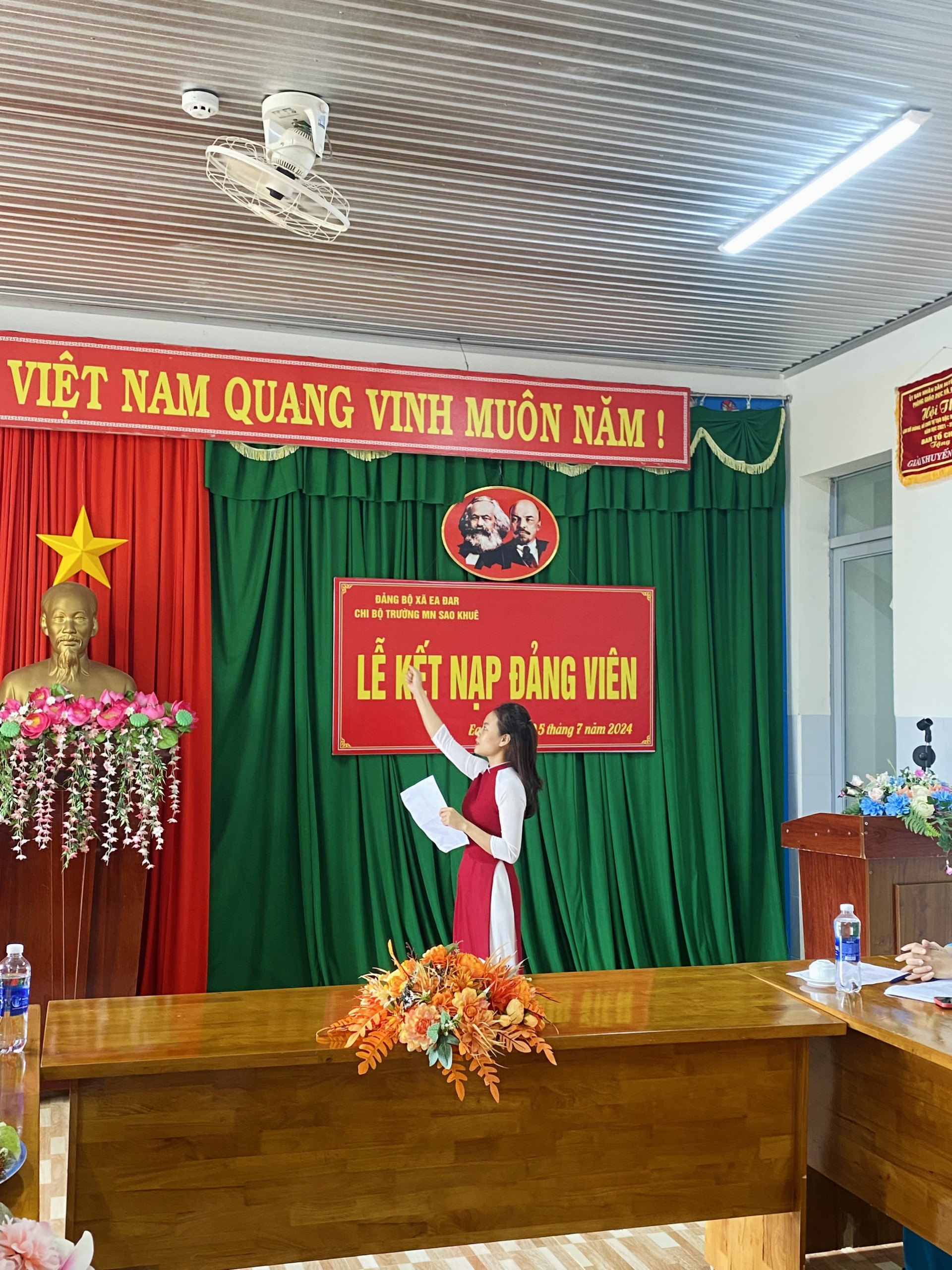 
Đảng viên mới: Lê Thị Trang đã tuyên thệ tuyệt đối trung thành với lý tưởng và mục tiêu cách mạng của Đảng, chấp hành nghiêm chỉnh Cương lĩnh chính trị, Điều lệ Đảng, Nghị quyết, Chỉ thị của Đảng, chính sách pháp luật của Nhà nước, thực hiện tốt nhiệm vụ người đảng viên, tiếp tục phấn đấu, nêu cao tinh thần trách nhiệm, nỗ lực hơn nữa để trở thành đảng viên chính thức của Đảng Cộng Sản Việt Nam.