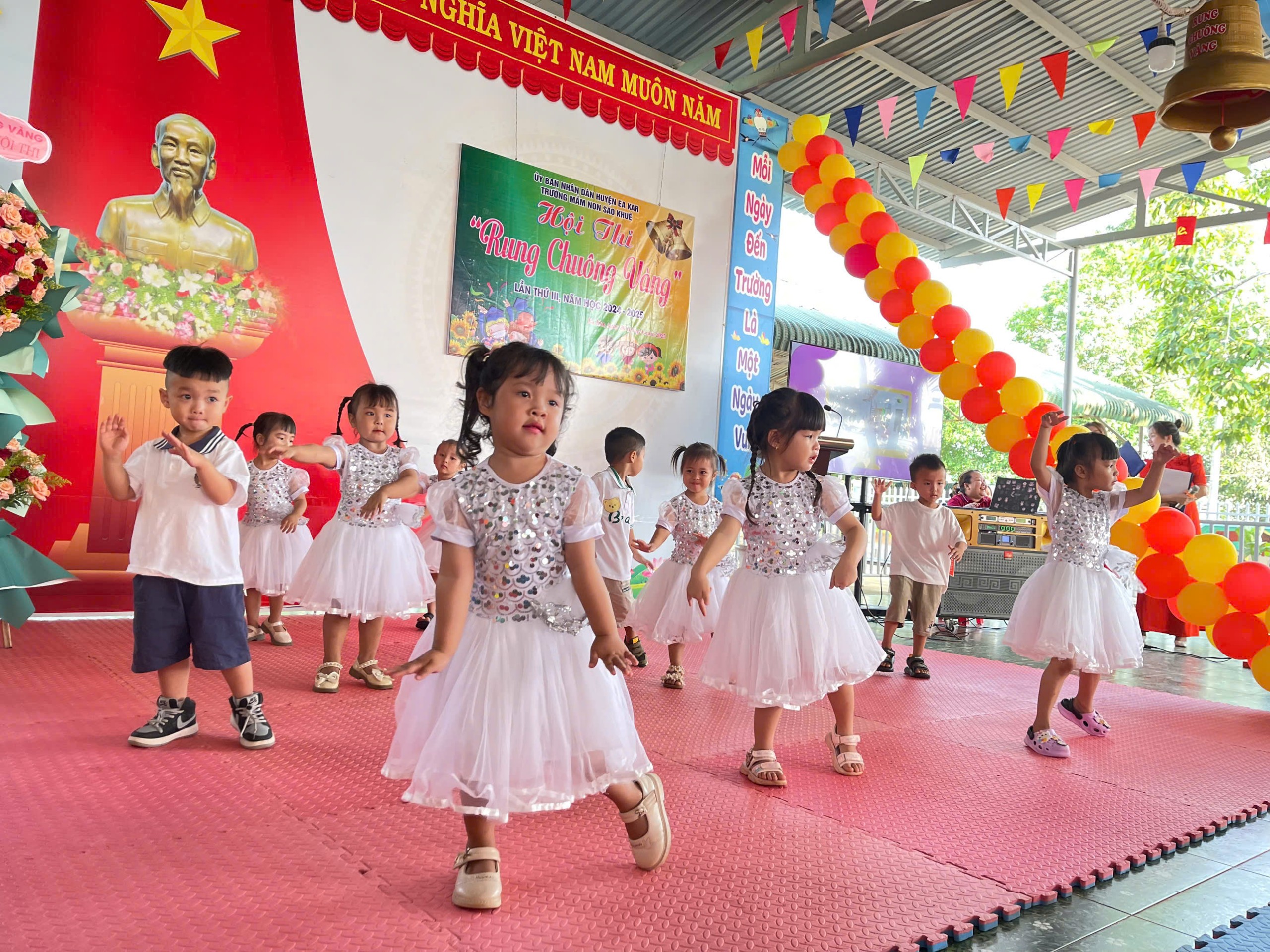 Tiết mục múa: "Vẽ" lớp Mầm 2 thể hiện