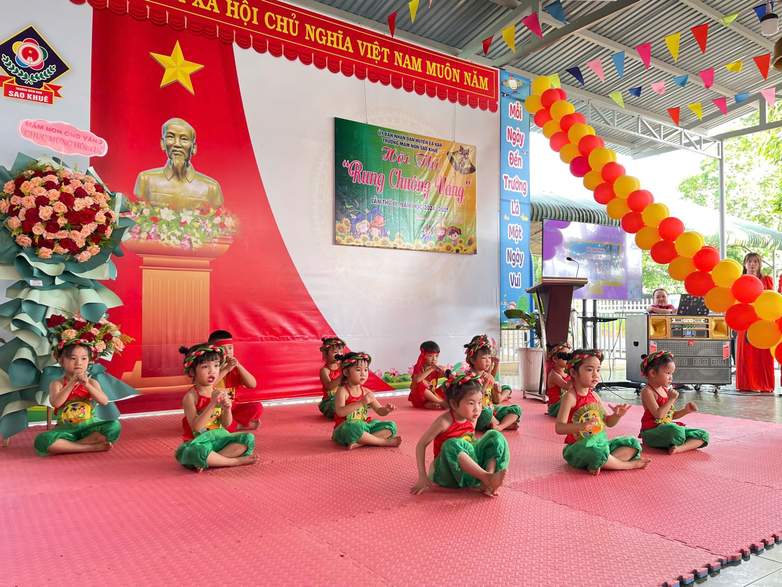 Tiết mục múa: "Bắc kim thang- Bống bống bang bang" do lớp chồi 2 thể hiện