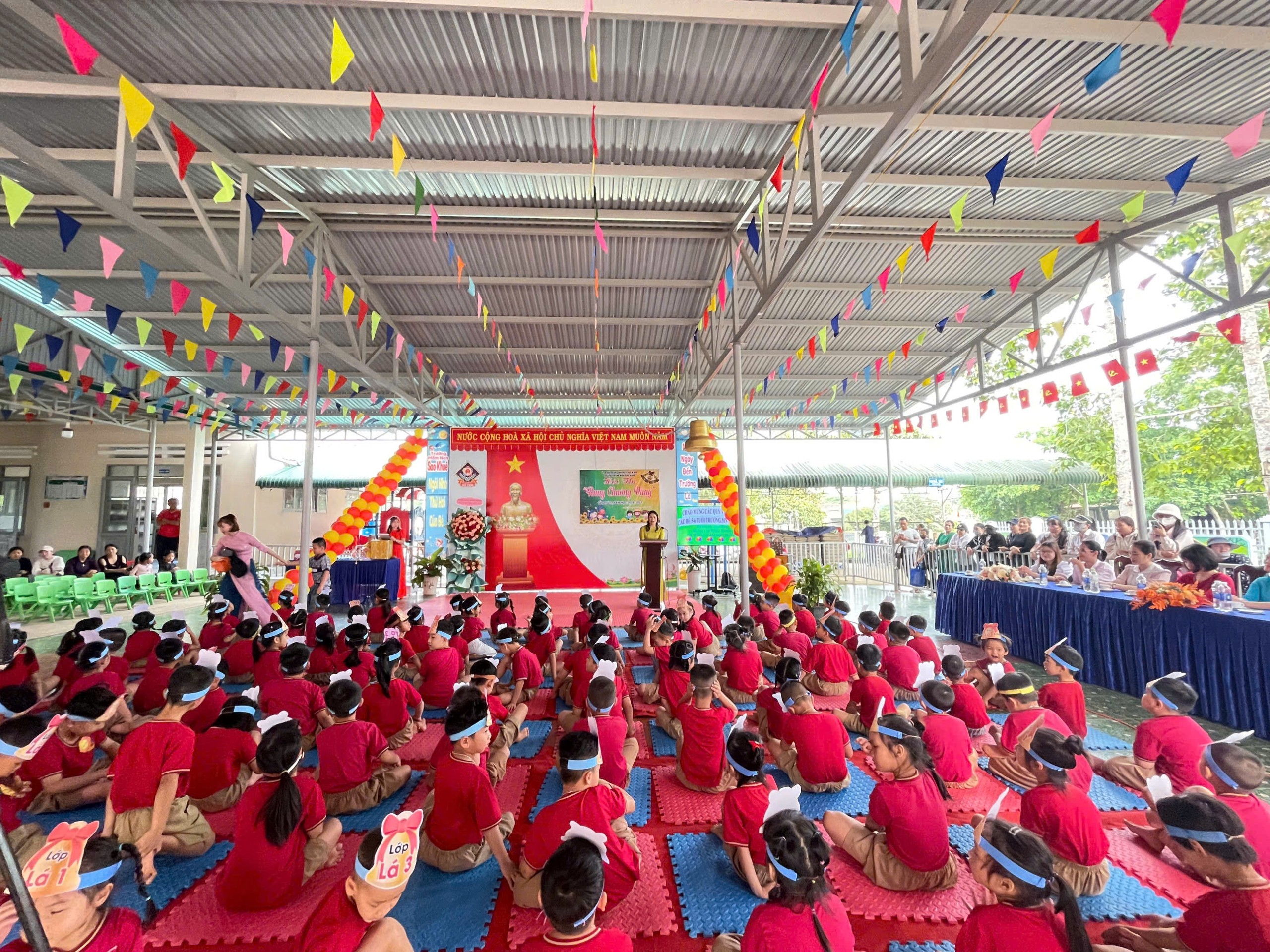Bà: Hoàng Thị Sinh- hiệu trưởng nhà trường lên phát biểu